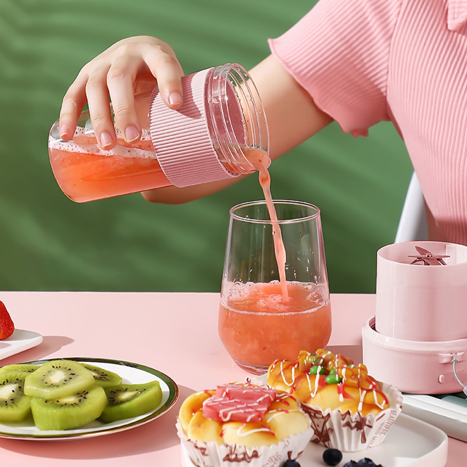 Portable 6-Blade Blender for Shakes and Juices – Easy-to-Clean with Integrated Straw Enjoy Smoothies on the Go